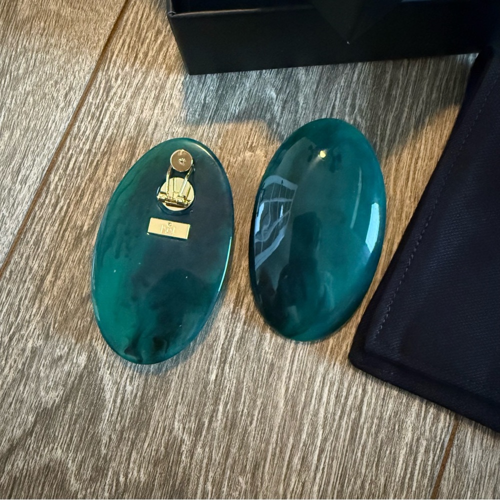 naked wardrobe emerald Green marble Oval Earrings - Picture 5 of 7